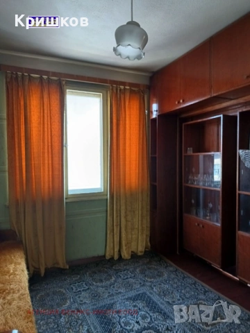 Продавам два етажа от триетажна къща с двор и гараж в Кюстендил