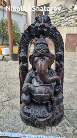 Масивна дървена скулптура 