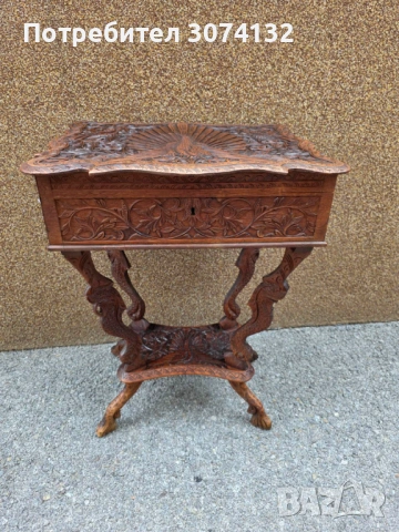 Красив ретро тоалетен шкаф с дърворезба