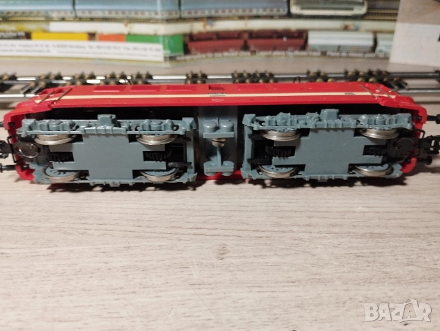 Електрически локомотив Piko BR242 HO 1/87, снимка 8 - Колекции - 52976324