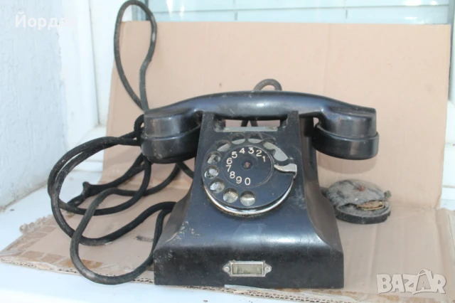 Стар бакелитов телефон