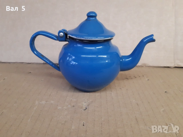 Красив стар малък емайлиран чайник
