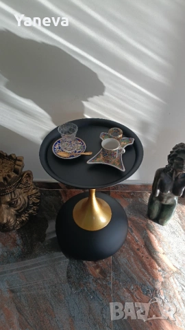 Метална , помощна маса в златисто и черно. , снимка 3 - Маси - 53682419