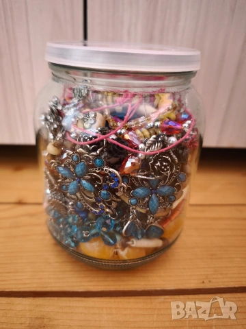 Голям буркан с бижута 
