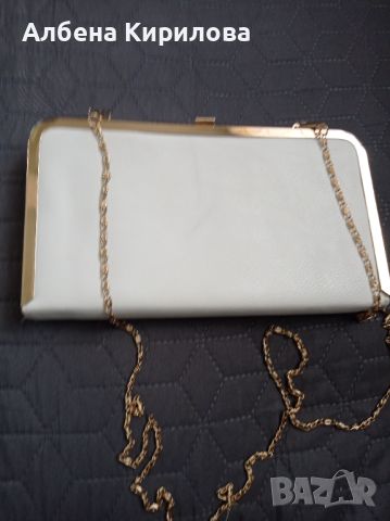 Нова официална чантичка в бяло и златен обков , снимка 1 - Чанти - 45494215