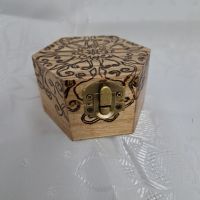 Ръчно пирографирани дървени кутийки за бижута, снимка 8 - Колиета, медальони, синджири - 45784839