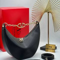 Дамска чанта Valentino черна със златни елементи реплика, снимка 1 - Чанти - 45527336