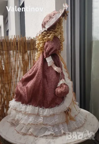 Порцеланова кукла със стойка- 70см, снимка 3 - Кукли - 49791595