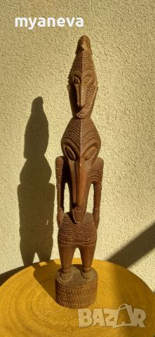 Шаманска дърворезба от Перу с богата орнаментика. 