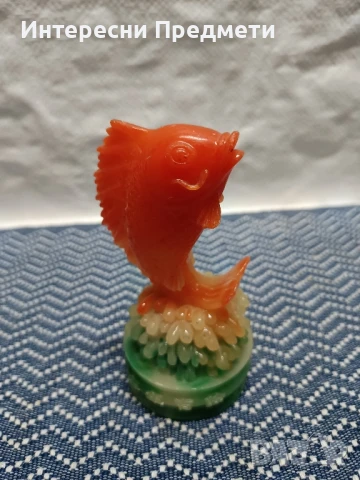 Винтидж фигура риба Кой