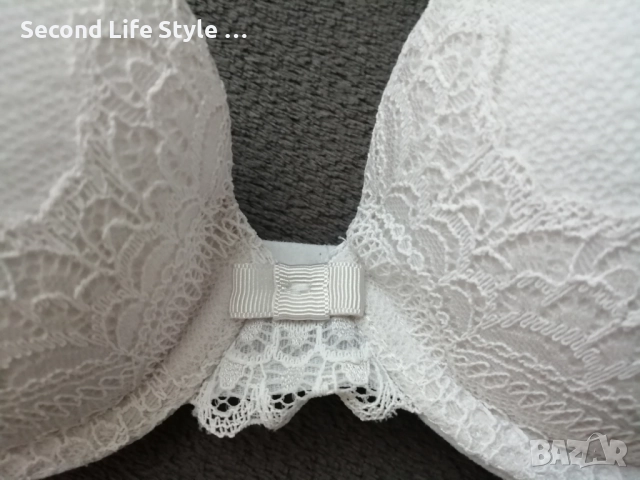 70B Triumph бял луксозен дантелен сутиен, снимка 3 - Бельо - 52907931