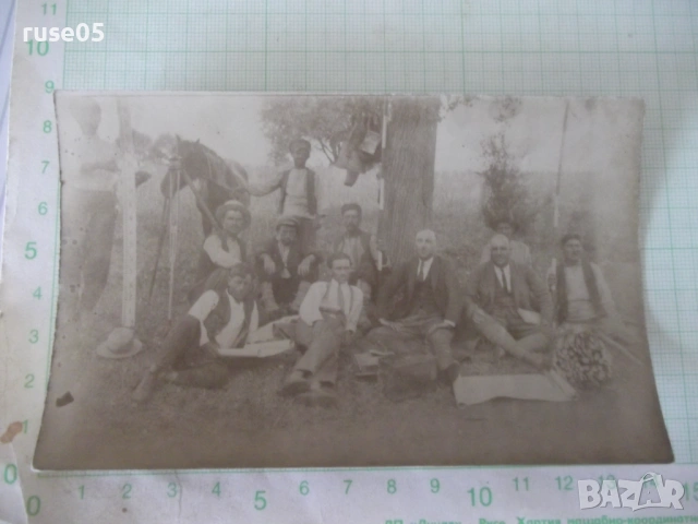 Снимка на група мъже на излет седнали под дървото стара