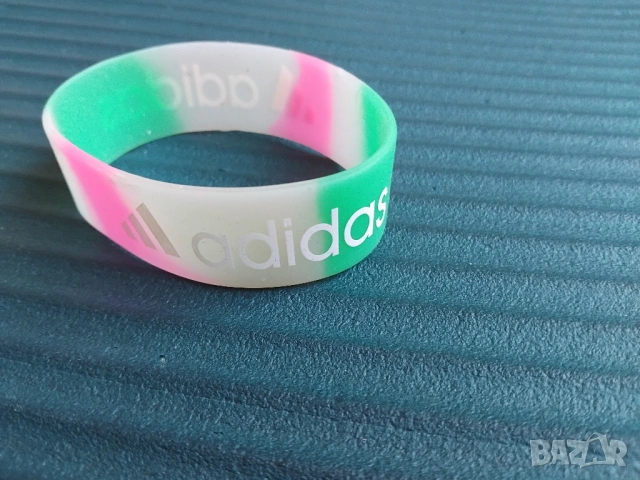 Adidas спортна гривна, снимка 2 - Гривни - 53759329