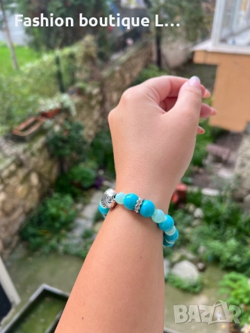 Дамска гривна със сини топчета , сребърна риба и блестящи камъчета на ластик е 🩵💙, снимка 2 - Гривни - 52412211