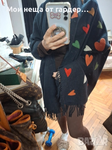 Страхотен широк Шал Benetton с сърца.Нов да подарък!, снимка 4 - Шалове - 51890921