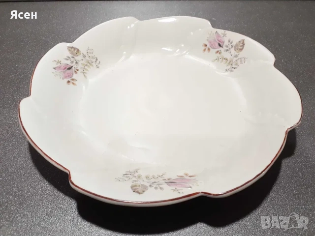 Голяма порцеланова чиния за сандвичи и сладкиши.