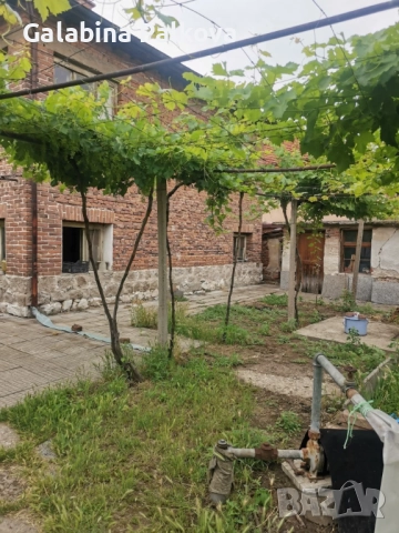 Двуетажна къща с голям двор на 7 км. от Пловдив