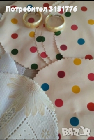 Салфетки за сервиране и обеци.