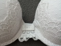 70B Triumph бял луксозен дантелен сутиен, снимка 3