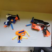 Детски пистолети Nerf + пистолет с капси, снимка 1 - Други - 45536404