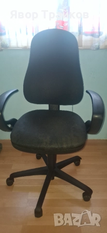 Продавам офис стол