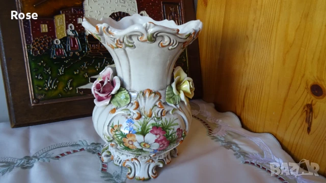 Ваза  Bassano Italy с четири рози и цветен декор.