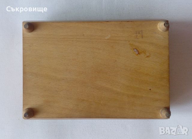 Соц дървена кутия за бижута с тапицерия пирографирана с крачета, снимка 7 - Антикварни и старинни предмети - 46340636