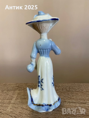 Винтидж порцеланова статуетка „Дама в синя рокля“, Европа, средата на ХХ век, снимка 2 - Антикварни и старинни предмети - 52829508