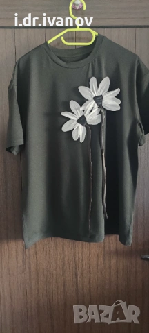 нова черна тениска с ефектни цветя 