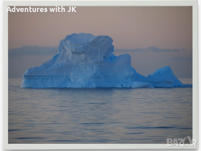 Авторски фотопринт "Айсберги в Антарктика" в бяла рамка с размер 30x40 см от MDF