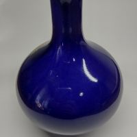 Малка китайска ваза в кобалтово синьо украсена с букет от цветя, подчертани със злато., снимка 2 - Вази - 45194313