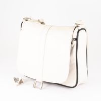 Черна стилна дамска чанта от естествена к. с капак - Elis Размер: 28х8х24см Цветове: черен , бял , снимка 6 - Чанти - 45401184