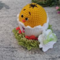 Великденски подаръци. Пиленце момче на тревата. Плетена играчка. Ръчно изработени., снимка 2 - Плюшени играчки - 45255394