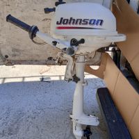 Продавам извънбордов двигател Johnson 2,5HP, 4т, 2006г, в добро състояние, внос от Италия, снимка 1 - Воден транспорт - 45289419