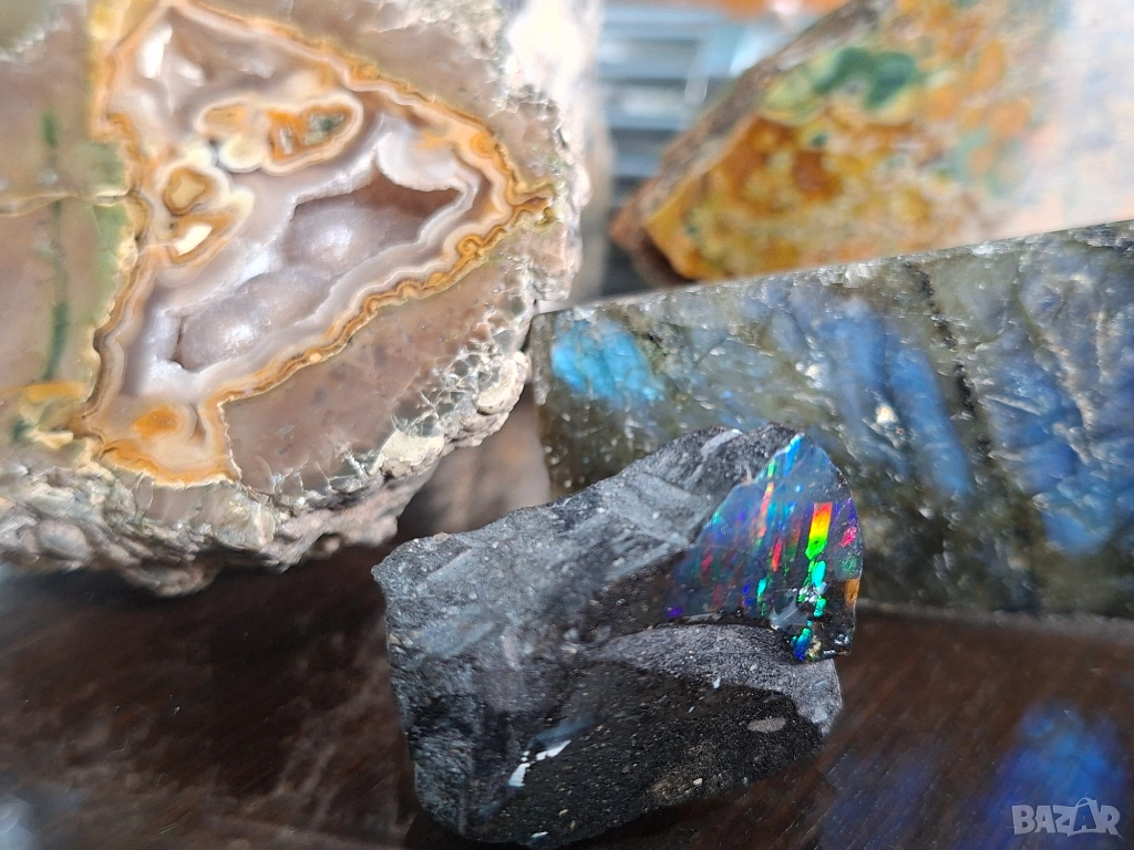 Хондураски опал - рядък с ефект игра на цветове. Полиран директно върху скалата. , снимка 1