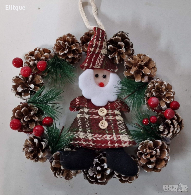 Ръчно изработен коледен венец от шишарки и Дядо Коледа 25 см , снимка 1