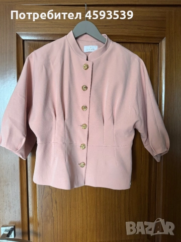 Официален дамски костюм в розов цвят