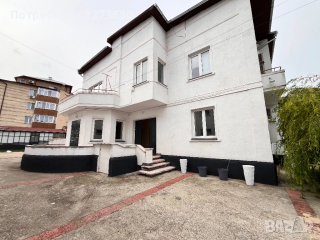 Продава се недвижим имот-  офис сграда, жилищна сграда ателие и гаражи  , снимка 11 - Къщи - 52691439