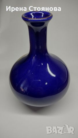 Малка китайска ваза в кобалтово синьо украсена с букет от цветя, подчертани със злато., снимка 2 - Вази - 45194313