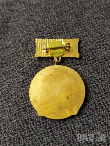 Бронзов соц. медал - Отличник м-во на строежите и стр. материали , снимка 2 - Антикварни и старинни предмети - 50746981