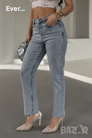 Дамски дънки в син цвят с камъни отпред 