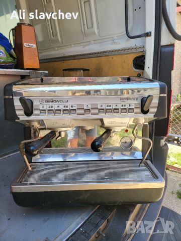 Професионална кафе машина с мелачка работи перфектно италианска е 