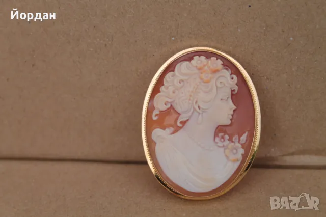 Изящна брошка с камея и златен обков