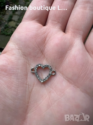 Сребристо медальонче във формата на сърце с блестящи камъчета ❤️