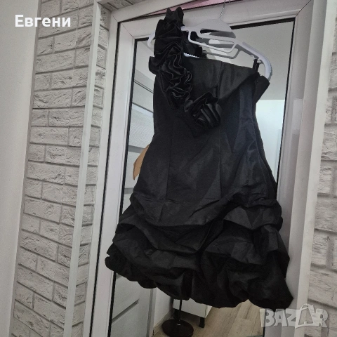 НОВА официална черна рокля с 3D рози и волани – ефектен модел с едно рамо, снимка 3 - Рокли - 54211464