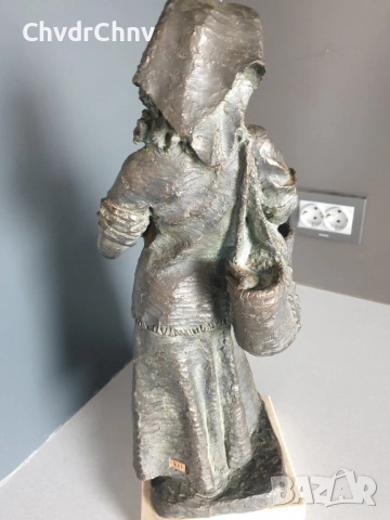 Josep Bofill статуетка резин 45см-6кг/испанска скулптура/фигура на четящо момиче с чанта и книга, снимка 5 - Статуетки - 52956849