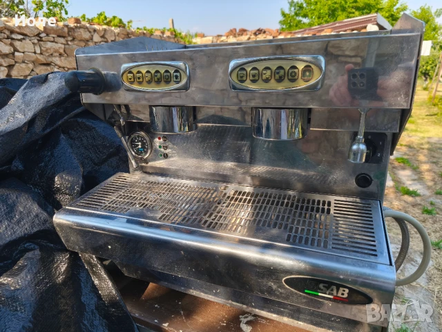 Професионална кафе машина с две групи, топла вода и стимер 
