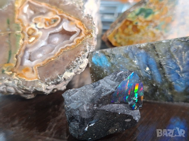 Хондураски опал - рядък с ефект игра на цветове. Полиран директно върху скалата. 