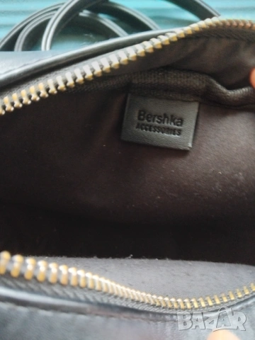 Bershka дамска чантичка, снимка 3 - Чанти - 53937272