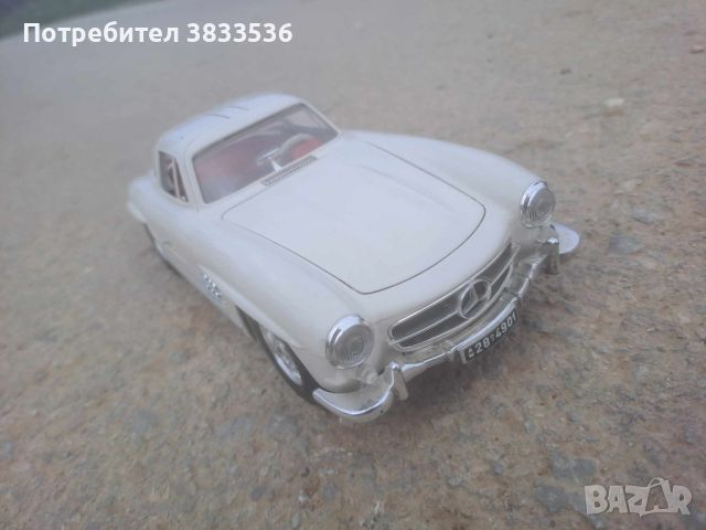 Mercedes Benz Бял цвят.Burago 1954г. 300 SL мащабен 1:18 модел ретро автомобил, снимка 1 - Колекции - 45080415